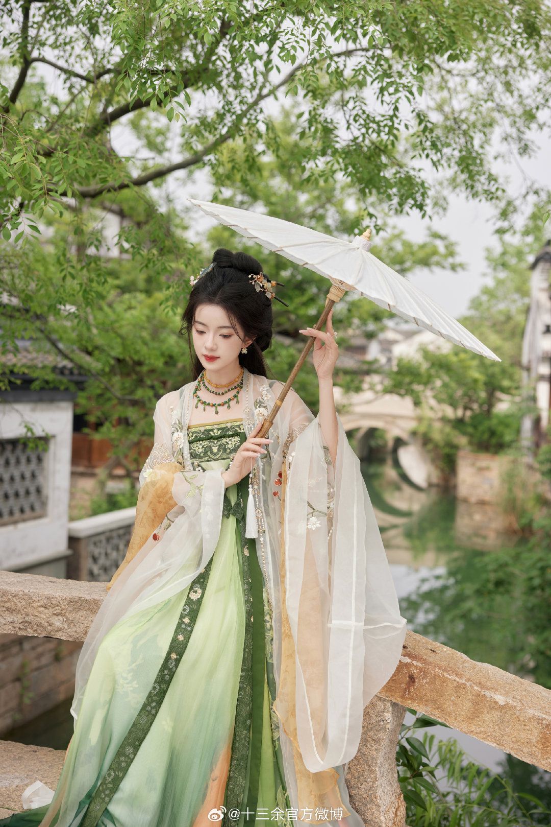 Stretchy Cheongsam Fabric:An Examination of Its Unique Properties and Application Stretchy Cheongsam Fabric:An Examination of Its Unique Properties and Application