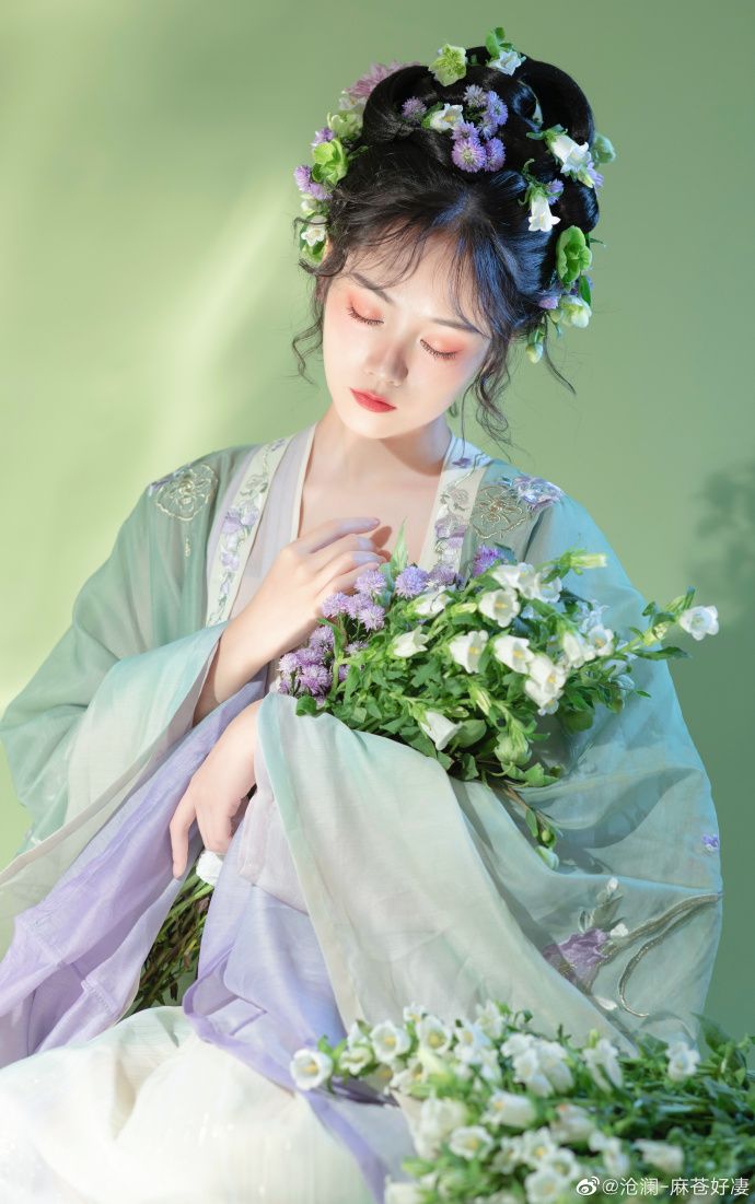 Shanghais Traditional Cheongsam:A Cultural Icon of Elegance and Splendor Shanghais Traditional Cheongsam:A Cultural Icon of Elegance and Splendor