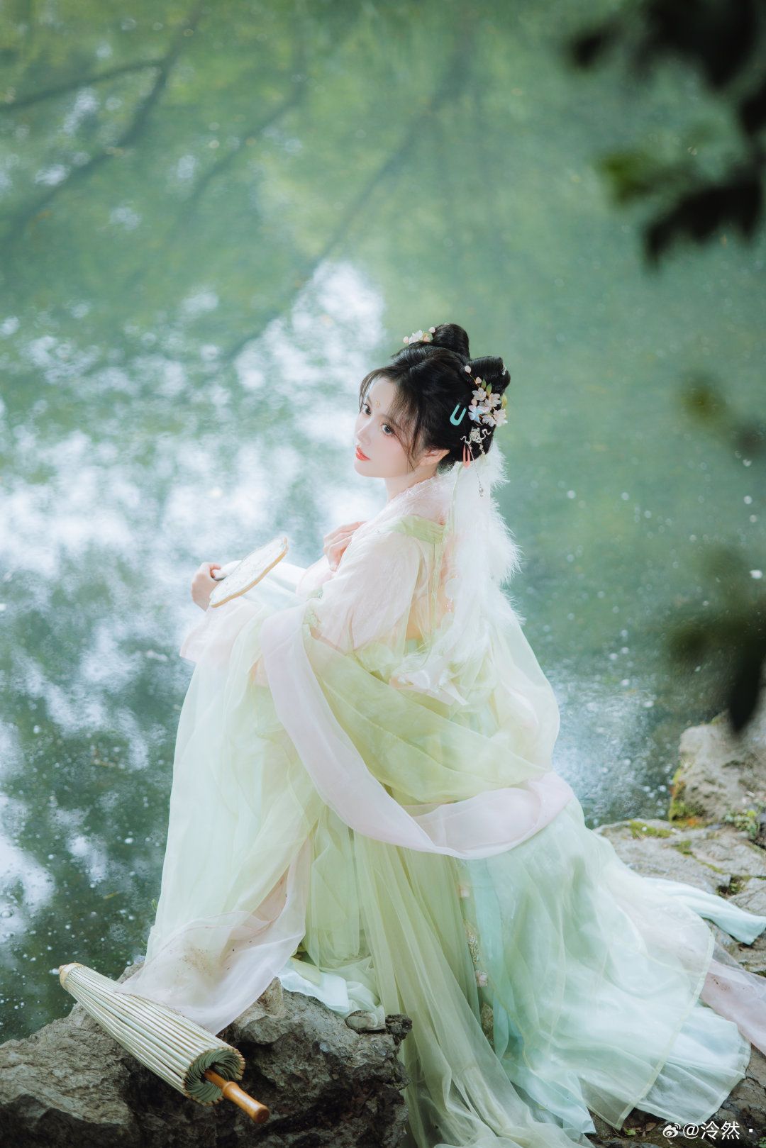 The Allure of a Placket-Clad Cheongsam Dress:A Blend of Tradition and Modernity The Allure of a Placket-Clad Cheongsam Dress:A Blend of Tradition and Modernity