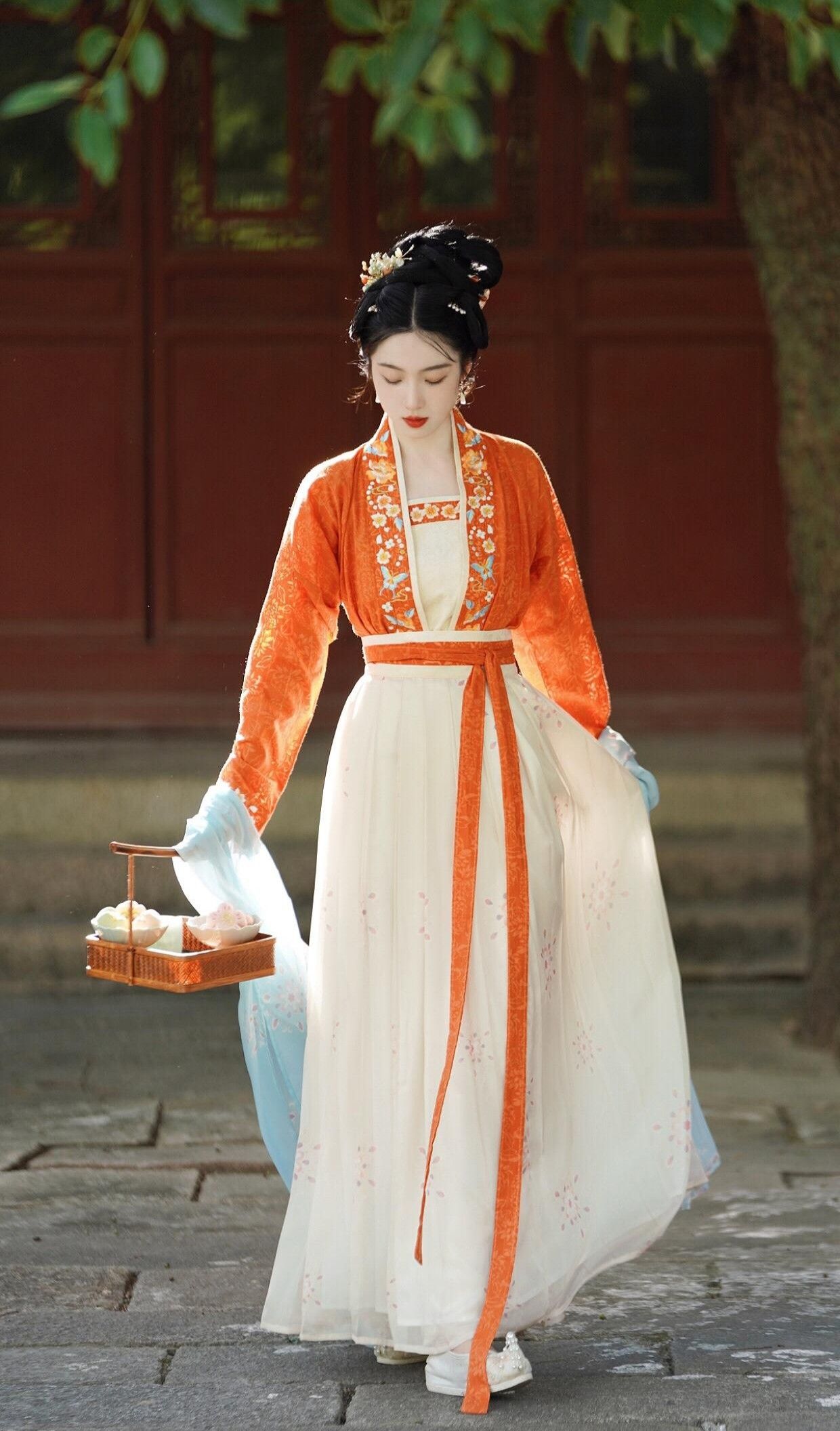 The Engagement of a Cheongsam-Clad Lady:A Tale of a Long-Awaited Union The Engagement of a Cheongsam-Clad Lady:A Tale of a Long-Awaited Union