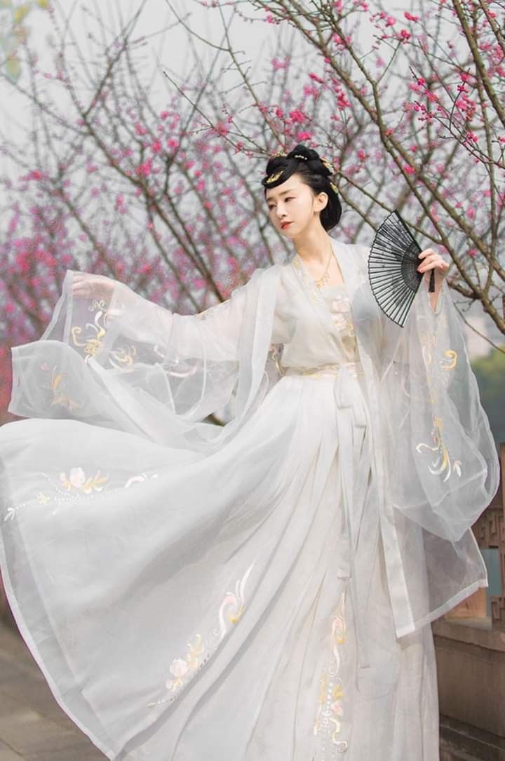 The Rise of Youth-Style Cheongsam:Embracing Traditional Elegance at 23