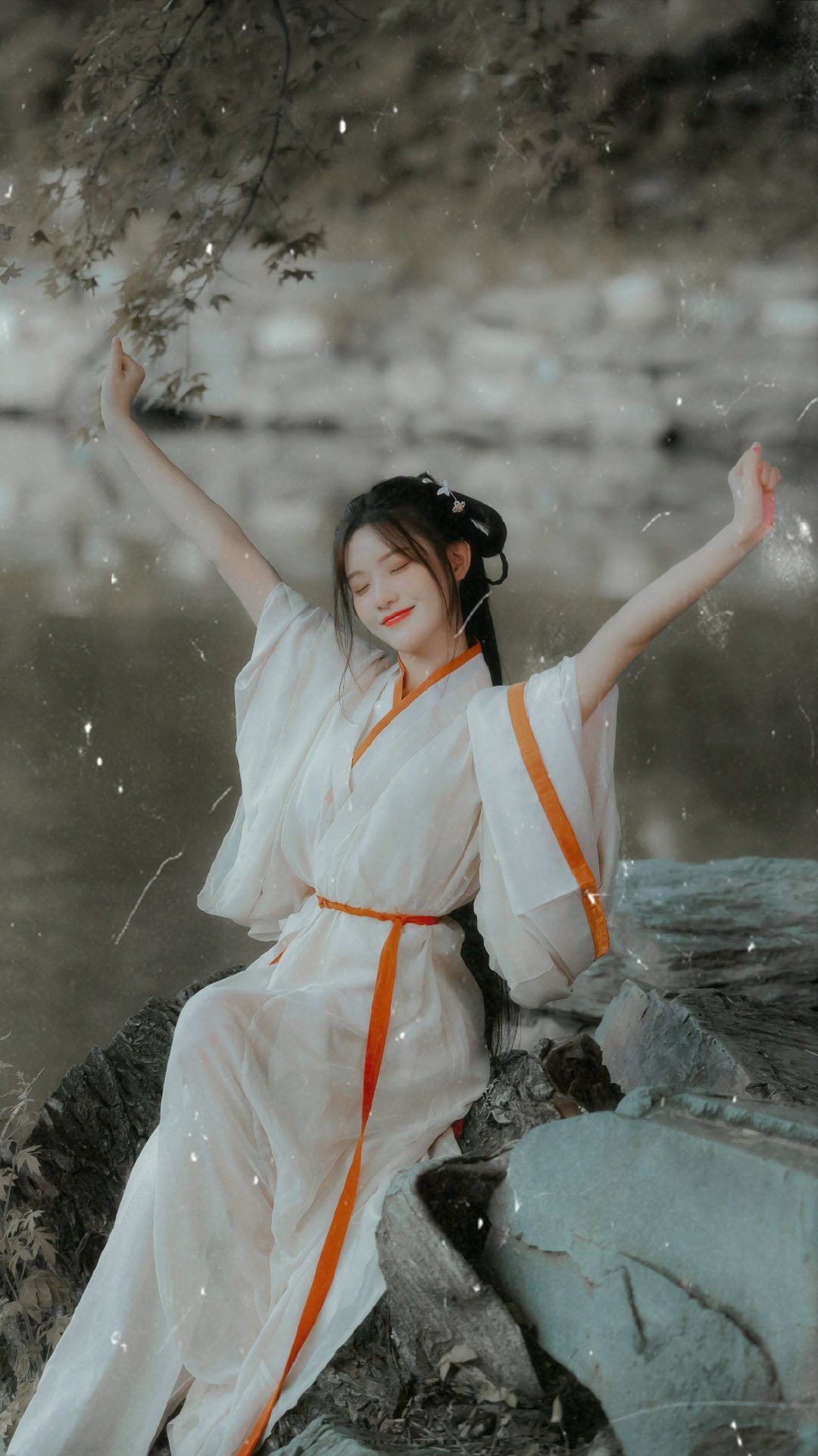 Ancient Womens Hanfu Costumes:The Enchanting Beauty of a Teenage Girl in Traditional Splendor