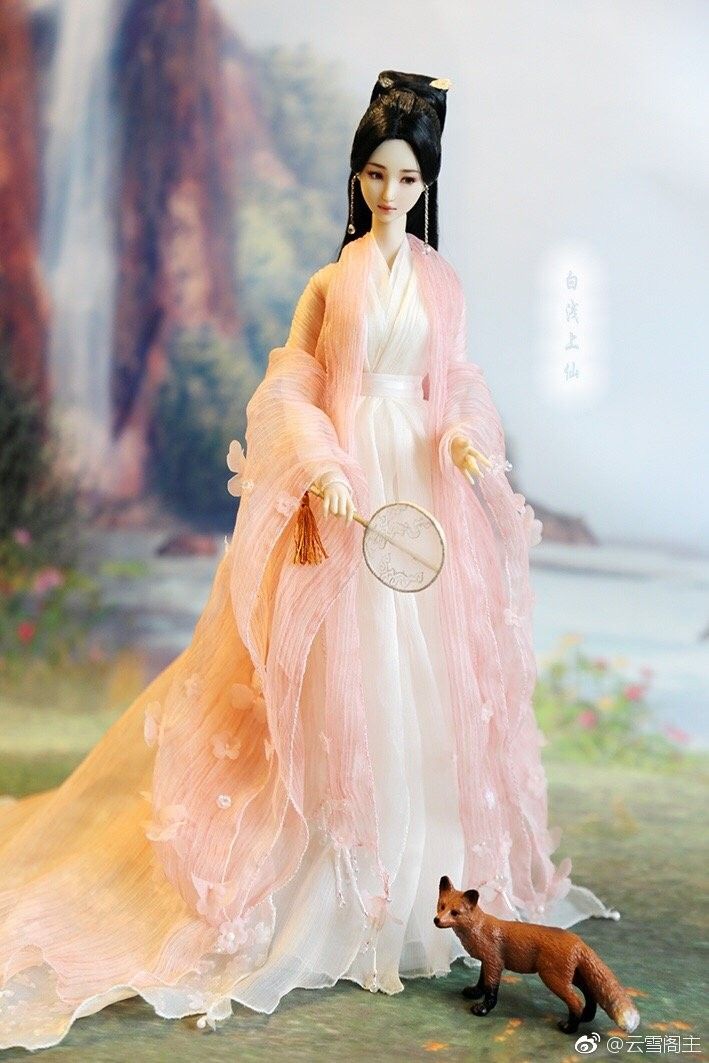 The Student in Hanfu:A Journey with the Flower of the Other Side