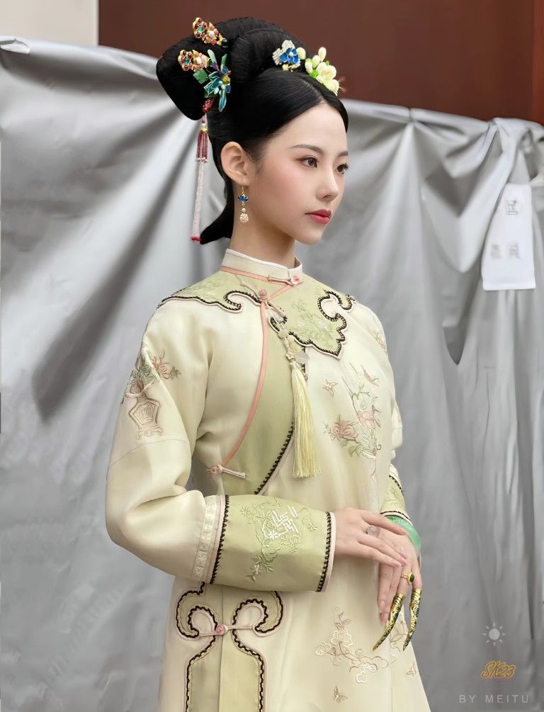 Embracing Tradition:The Golden Thread Embroidery Cheongsam Skirt