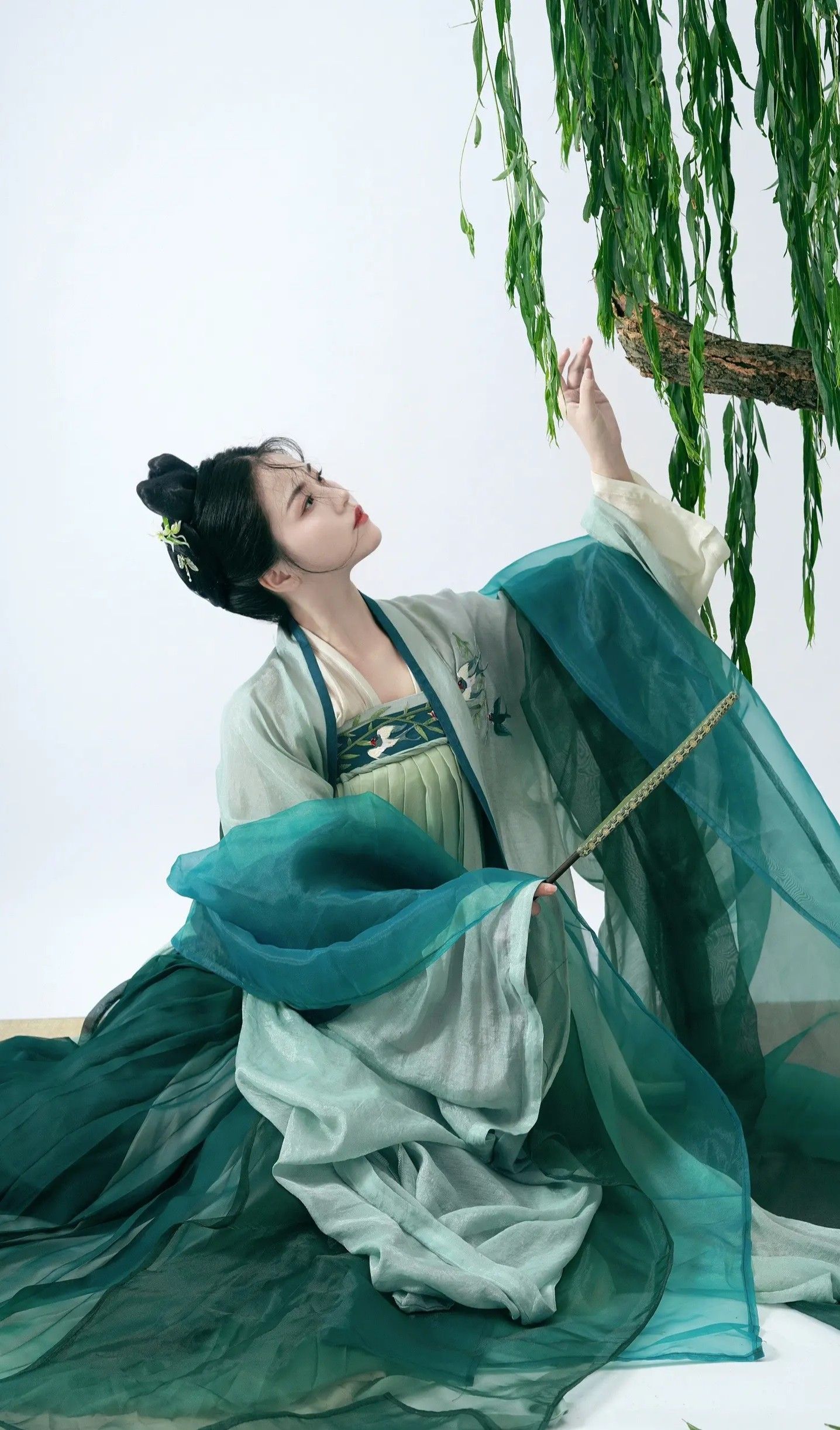 Moonlit Elegance:A Girl Childs Journey into Traditional Hanfu for the Mid-Autumn Festival