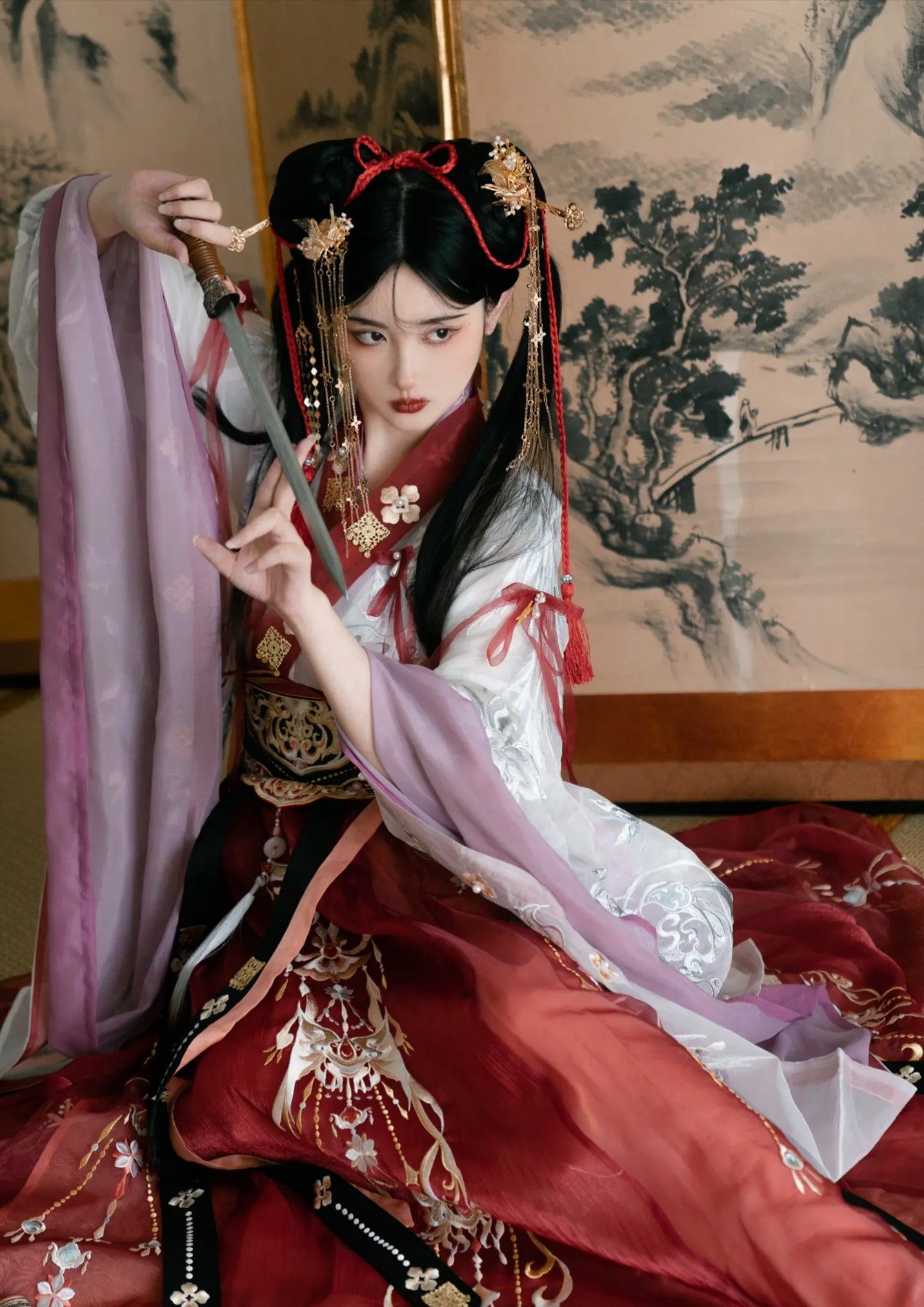 The Rise of the Positive-Shouldered,Horseface Skirt and its Upper-Garment Variation