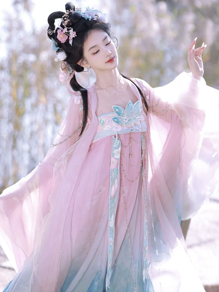Winter Warmth in Traditional Hanfu:A Girls Hood of Cultural Splendor