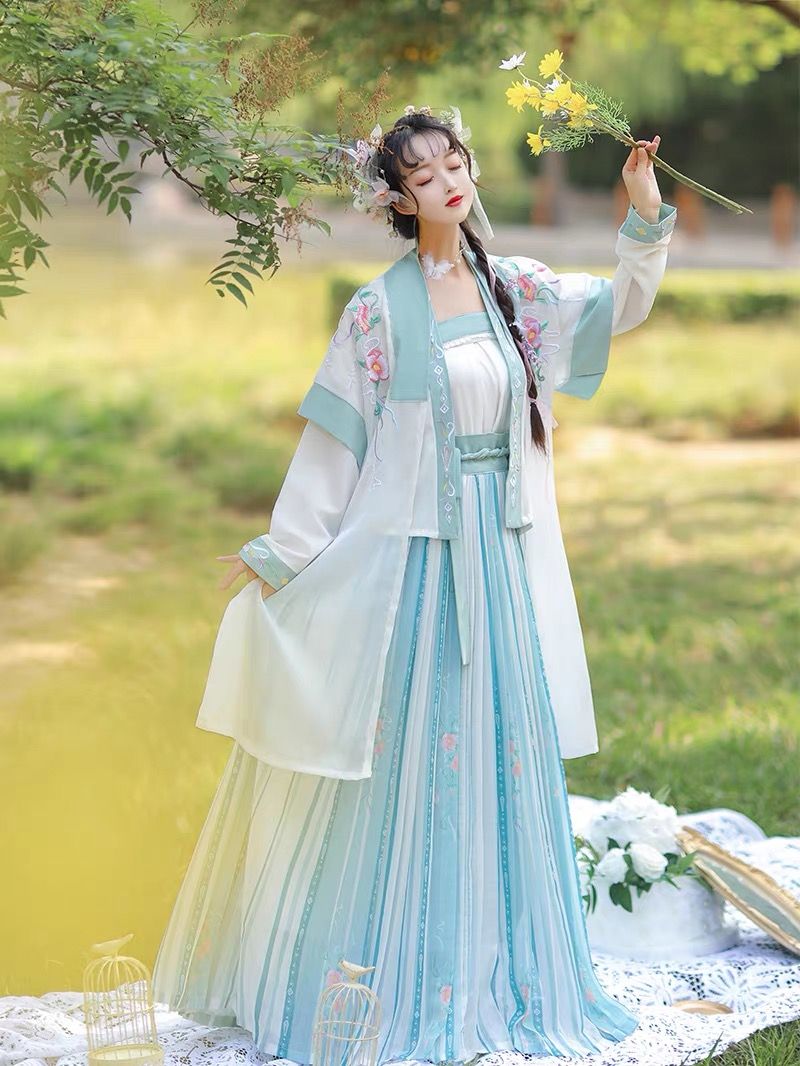 Chinese-Style Reimagined Cheongsam Dress for Modern Women Chinese-Style Reimagined Cheongsam Dress for Modern Women