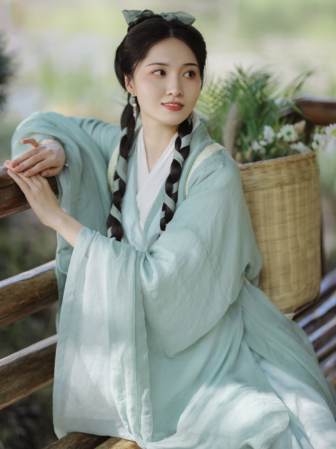 Embracing the Hourglass Shape:The Story of Waist-Cinching Cheongsam Embracing the Hourglass Shape:The Story of Waist-Cinching Cheongsam