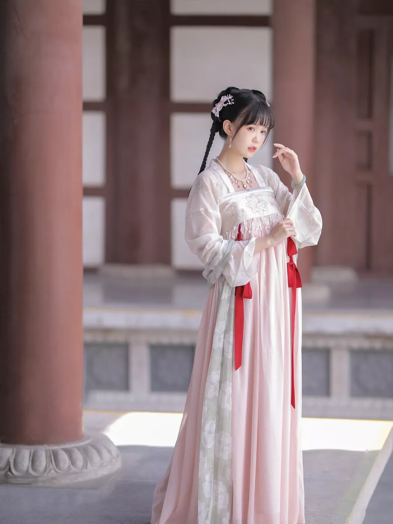 The Revival of Qipao:Embracing the Traditional Elegance of the 30-to 40-Year-Olds The Revival of Qipao:Embracing the Traditional Elegance of the 30-to 40-Year-Olds