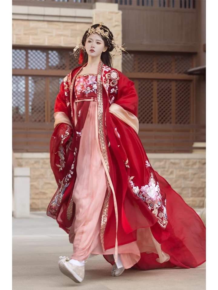 Red Revamped Qipao:Embracing Traditional Elegance with Modern Touch