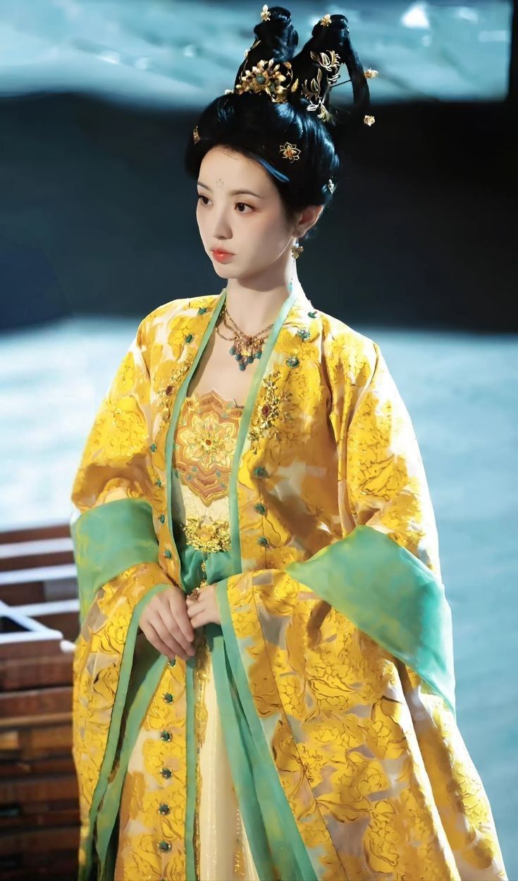 Winter Qipao:A Warm and Stylish Traditional Chinese Outfit