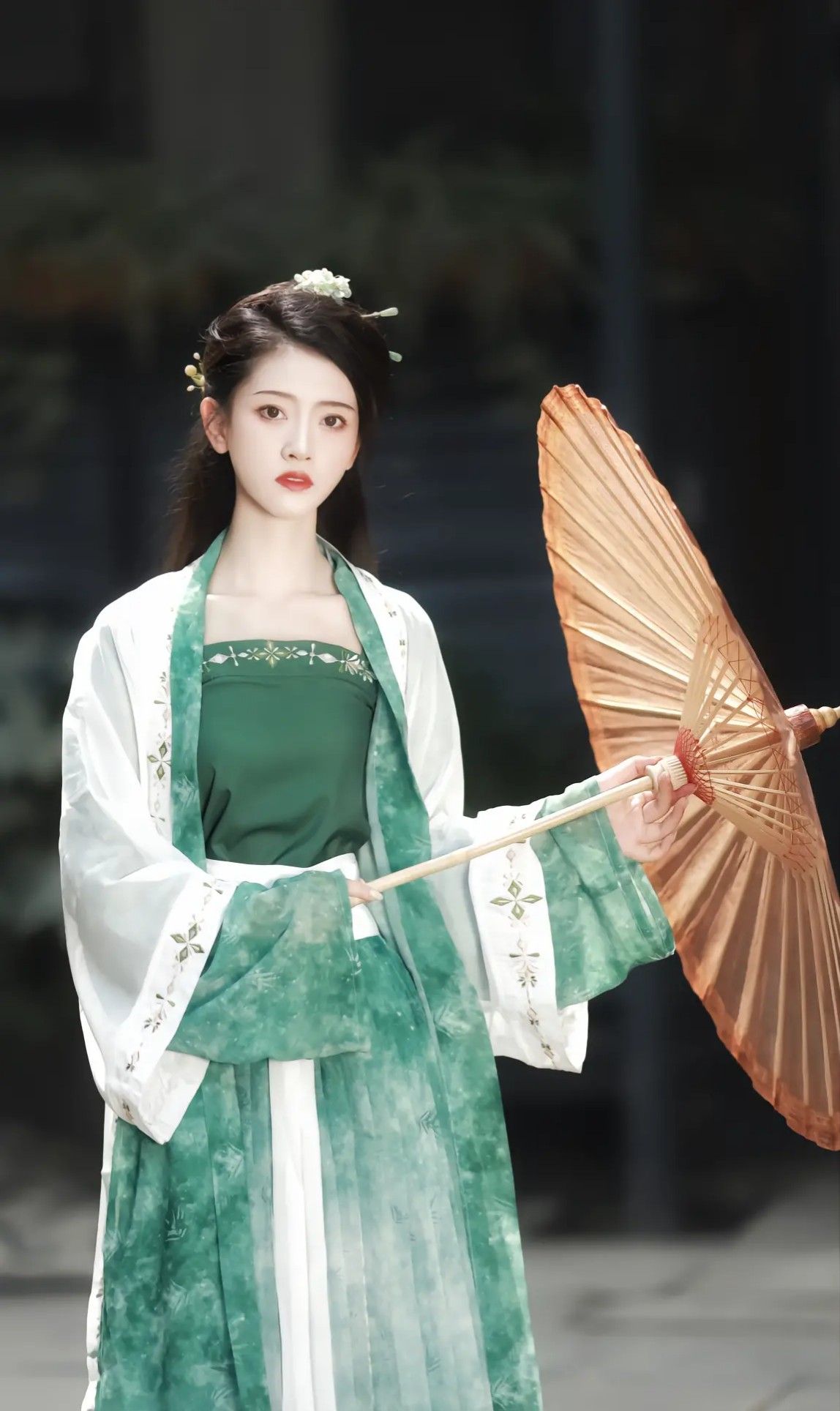 The Splendid Splendor of Hanfu:The Allure of Flower-like Bones