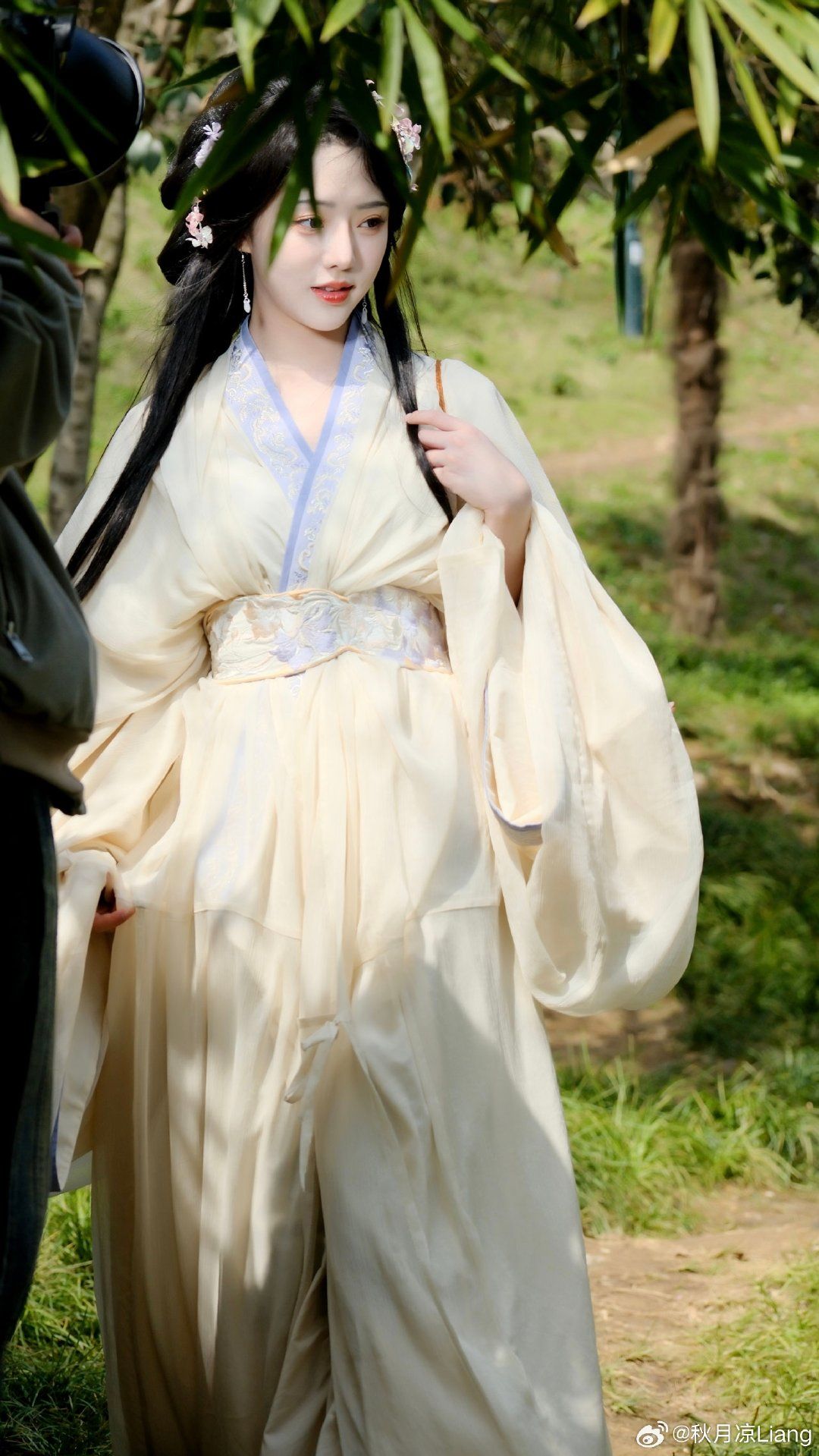 The Splendor of Red Hanfu in the Song Dynasty