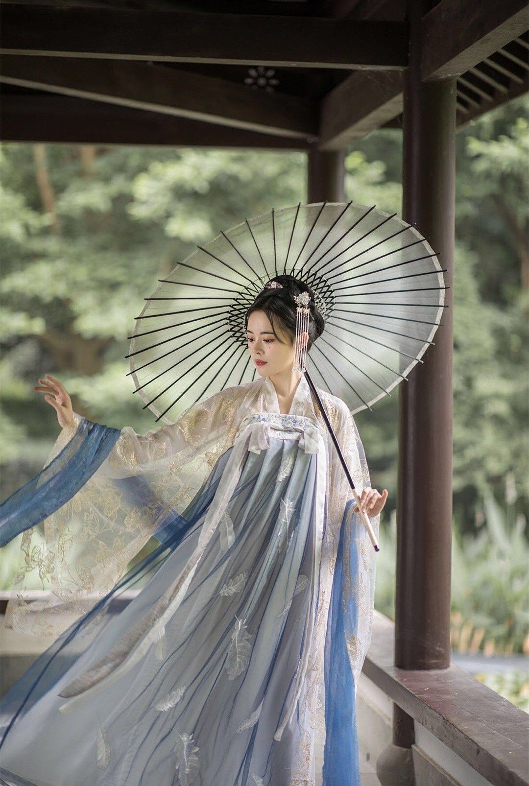 Embracing Modernity in Traditional Cheongsam:A Daily Fashion Evolution