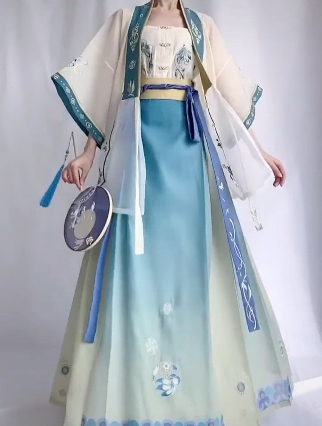 A Little Girls Journey into the World of Hanfu:A 10-Year-Old Fairy in Traditional Chinese Attire