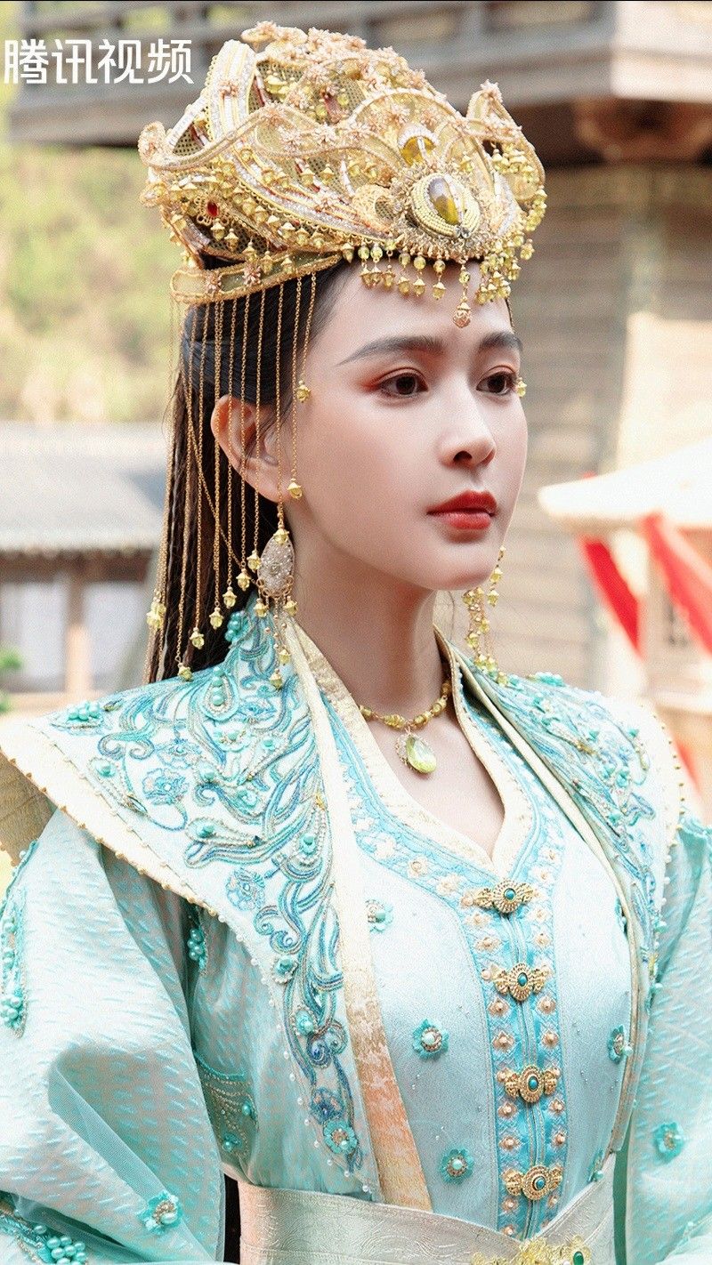 Embracing Summer in a Youthful Cheongsam:Fashionable Evolution of Traditional Elegance