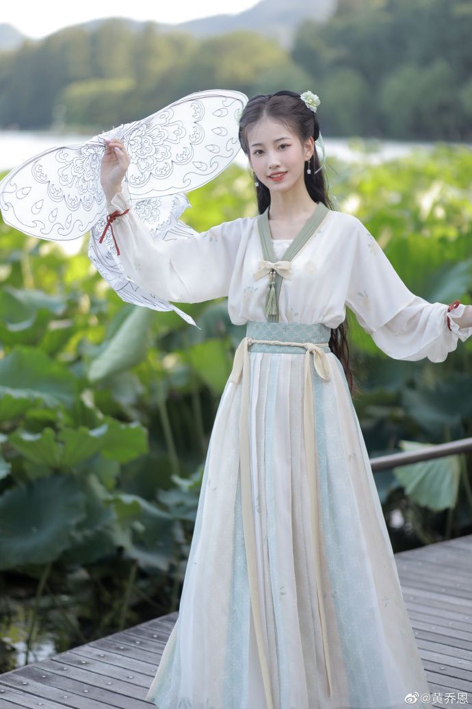 The Evolution of Cheongsam:A Modern Long-Style Qipao Dress Reimagined
