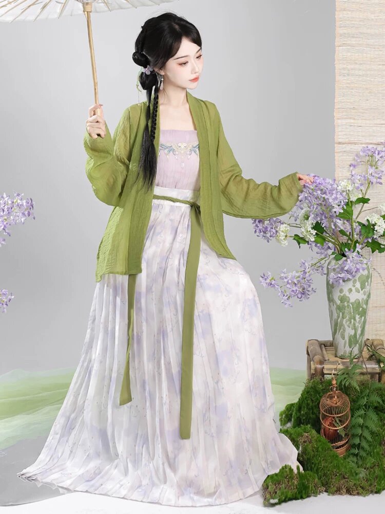 Elegant Toast:The Allure of Cheongsam in Summer