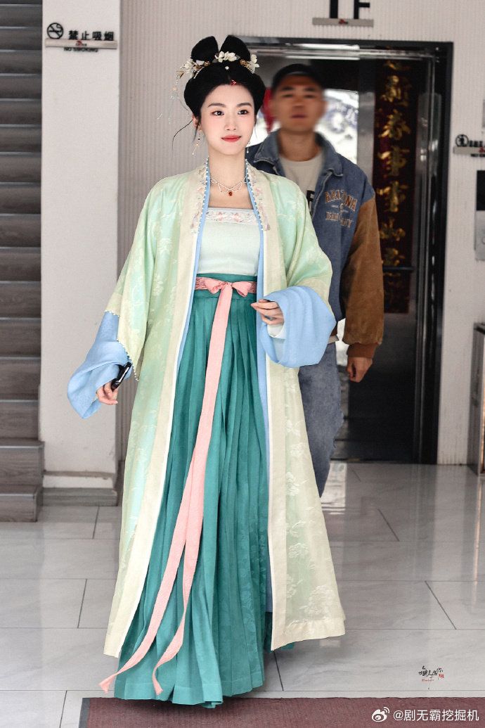The Youthful Embrace of Hanfu:The Journey of 12-15-Year-Olds into Traditional Chinese Fashion The Youthful Embrace of Hanfu:The Journey of 12-15-Year-Olds into Traditional Chinese Fashion