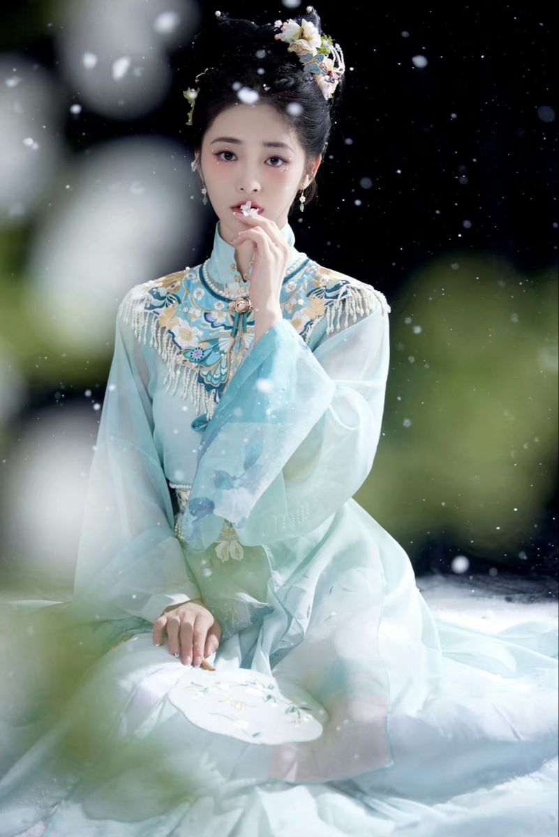 Vibrant Red Hanfu:The Charm of Traditional Chinese Elegance with Chest-High Long Sleeves