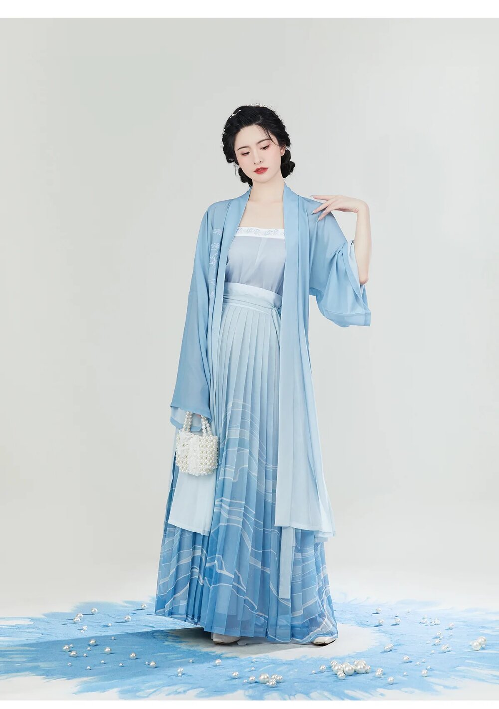 Embracing Traditional Elegance:A Womens Cheongsam Set in Golden Silk Velvet