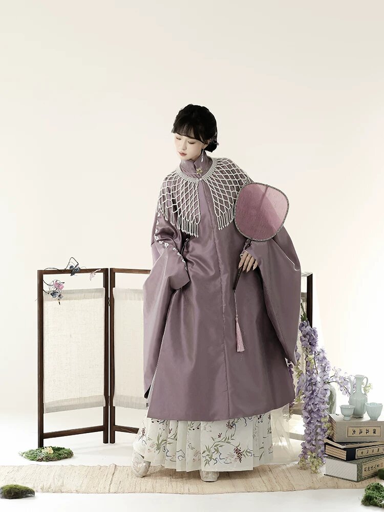 White Blossom Cheongsam:A Tale of Elegance and Tradition