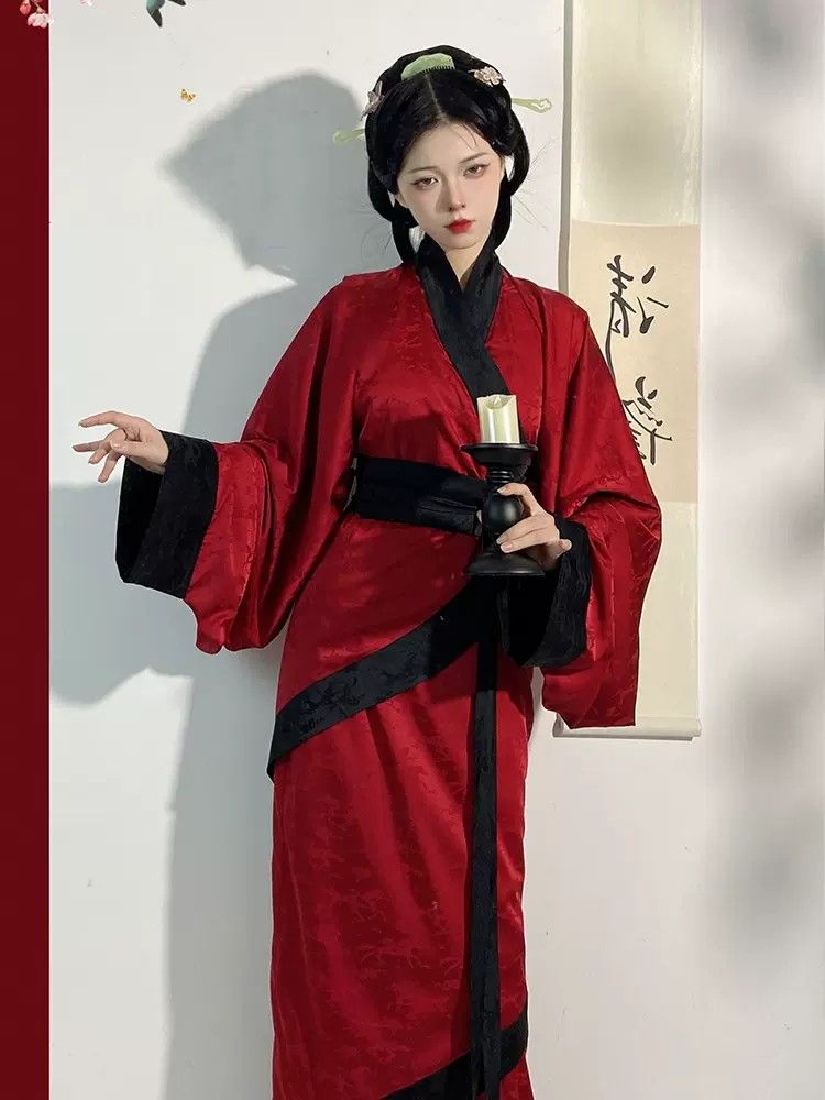 Reinventing the Classic:The Modernized Cheongsam Dress with an Elongated Style