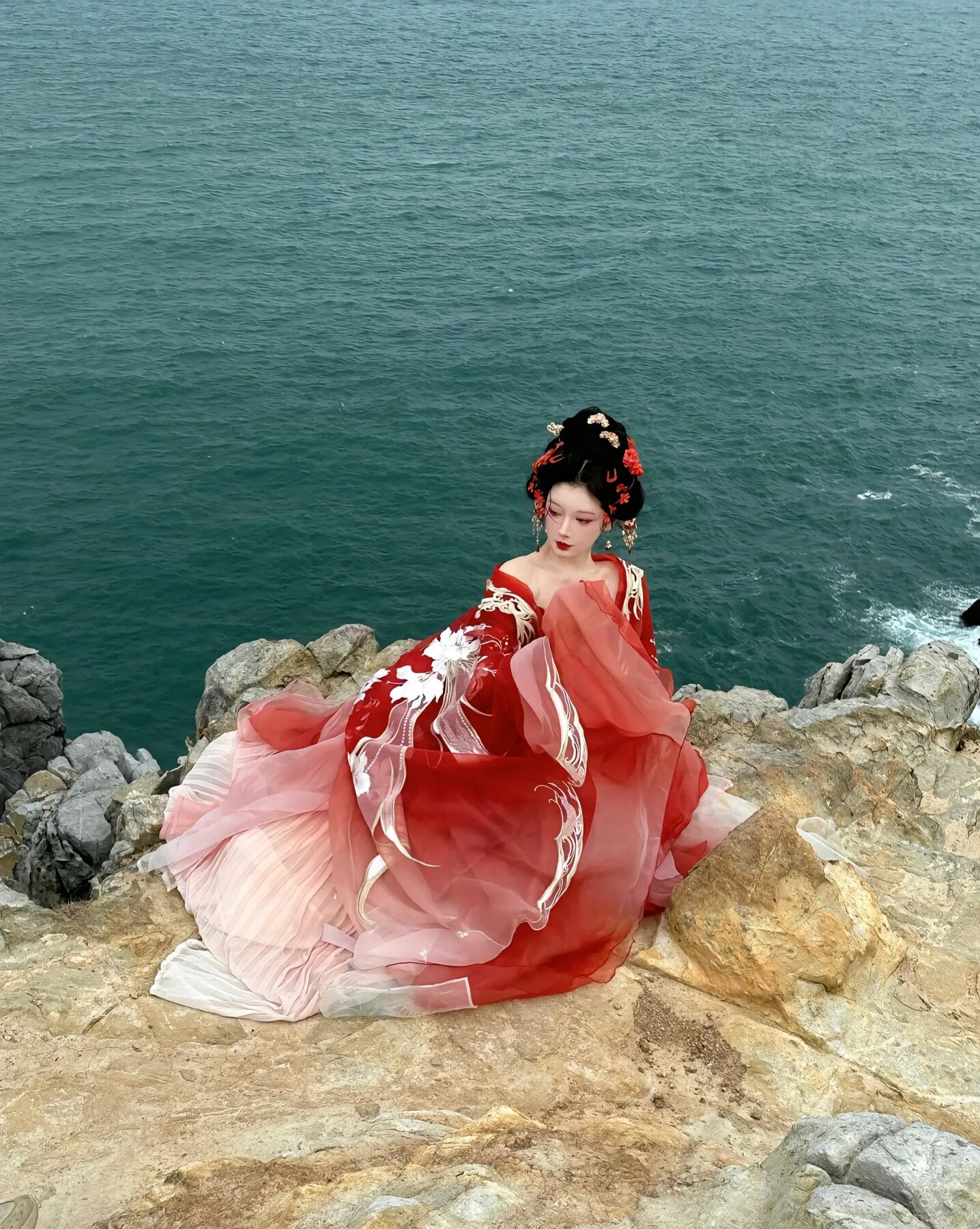 Reimagining the Cheongsam:An Innovative Approach to Traditional Womens Ensemble