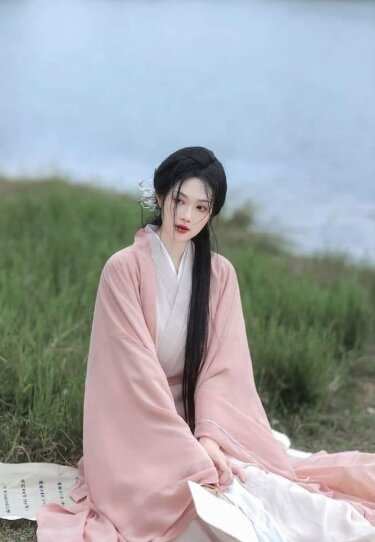 Winter Hanfu Zhongyi:The Essence of Traditional Chinese Clothing