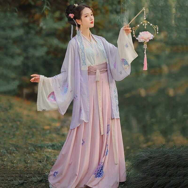 Embracing Modernity in Traditional Style:The New Chinese Cheongsam Revolution Embracing Modernity in Traditional Style:The New Chinese Cheongsam Revolution