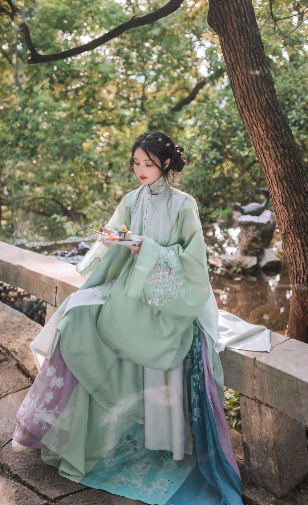 The Fusion of Traditional Chinese Fashion:The Mosaic Skirt and Cheongsam The Fusion of Traditional Chinese Fashion:The Mosaic Skirt and Cheongsam