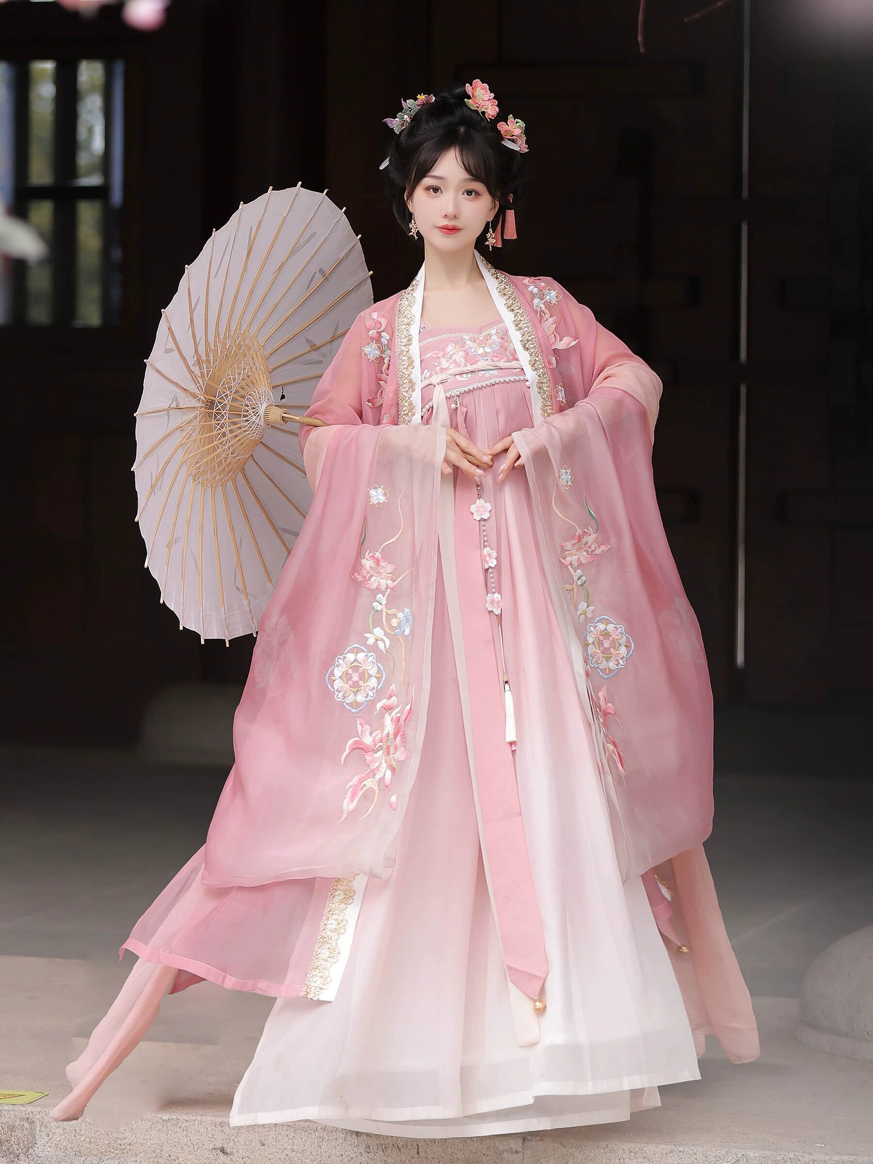 The Enchanting World of Hanfu Flower Fae:A Journey into Traditional Chinese Beauty