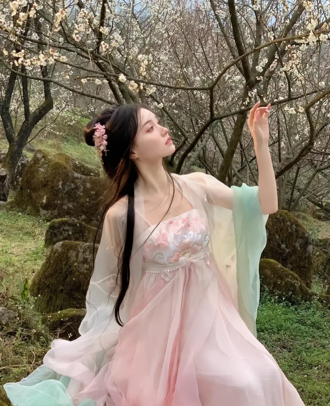 Winter Elegance at Laojun Mountain in Traditional Hanfu Clothing