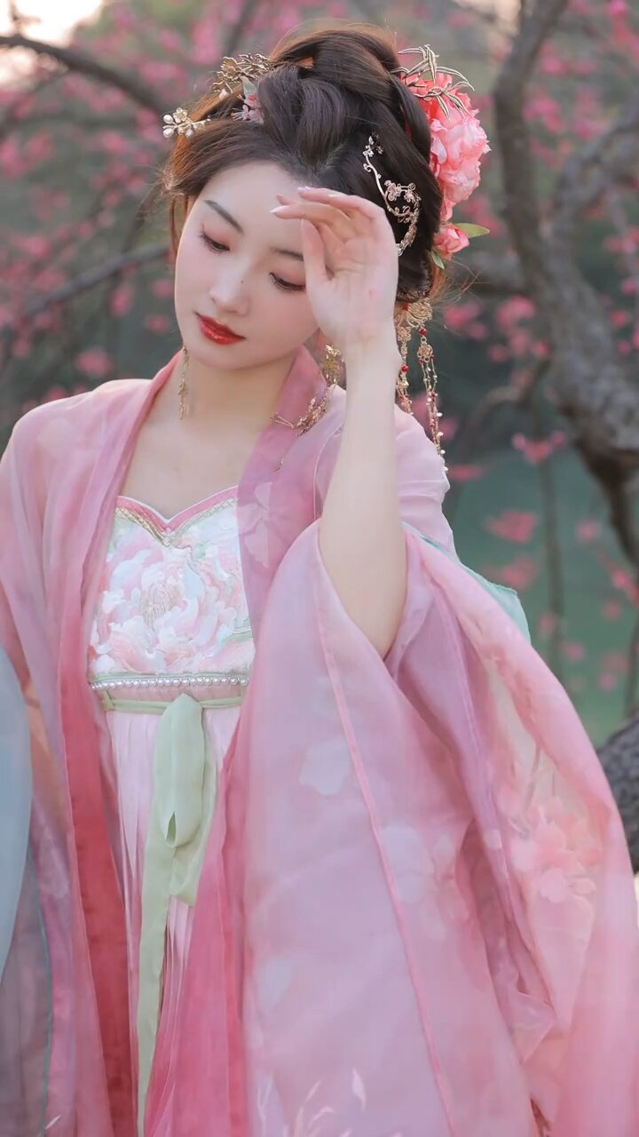 Childrens Classical Dance in Hanfu Fashion:Preserving the Essence of Ancient Chinese Culture Childrens Classical Dance in Hanfu Fashion:Preserving the Essence of Ancient Chinese Culture