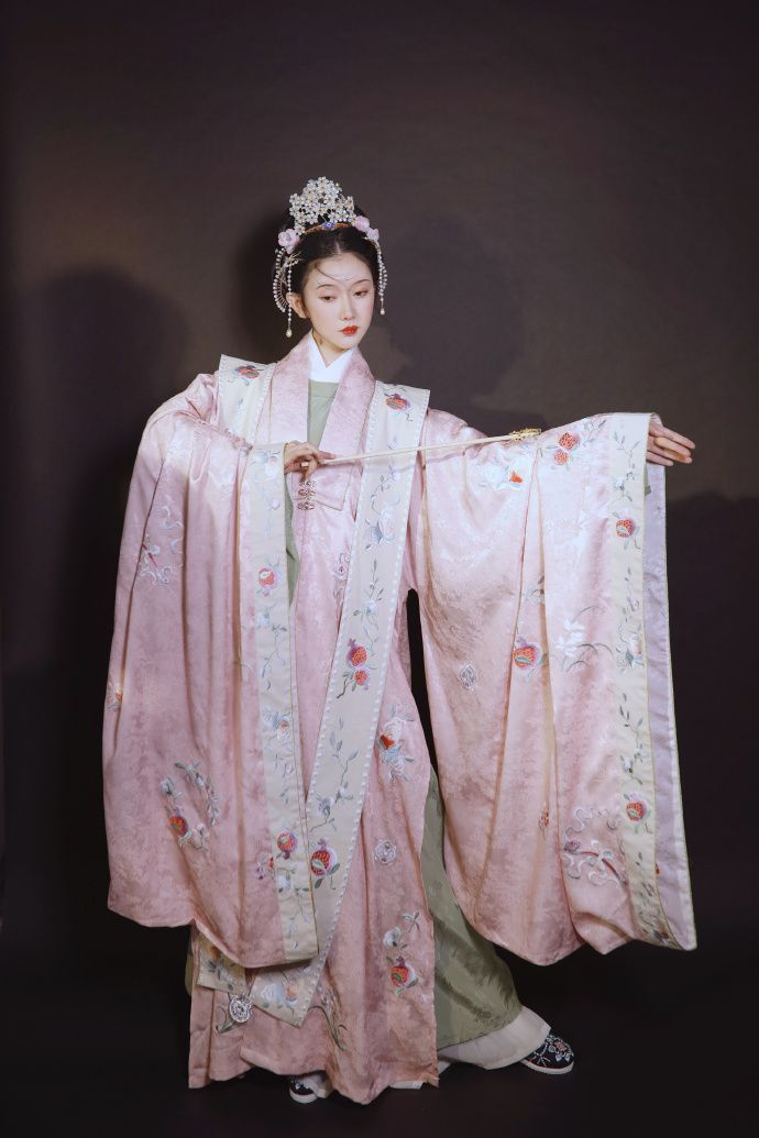 The Enigma of Ancient Costume:The Waist Seal of the Chinese Traditional女装