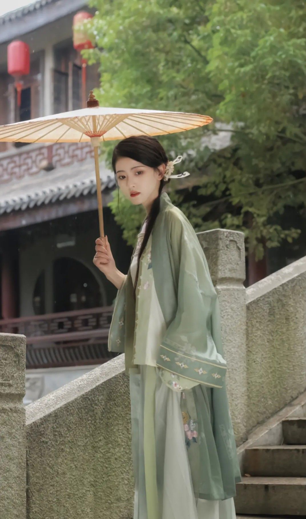 The Equestrian Beauty of Plum Blossoms and the Enchantment of Rose-Adorned Skirts