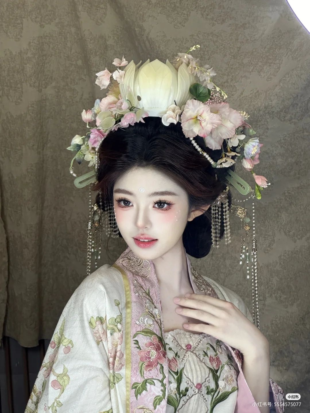 The Rise of Cheongsam Fashion:Wigs and Hair Extensions for Traditional Chinese Beauty