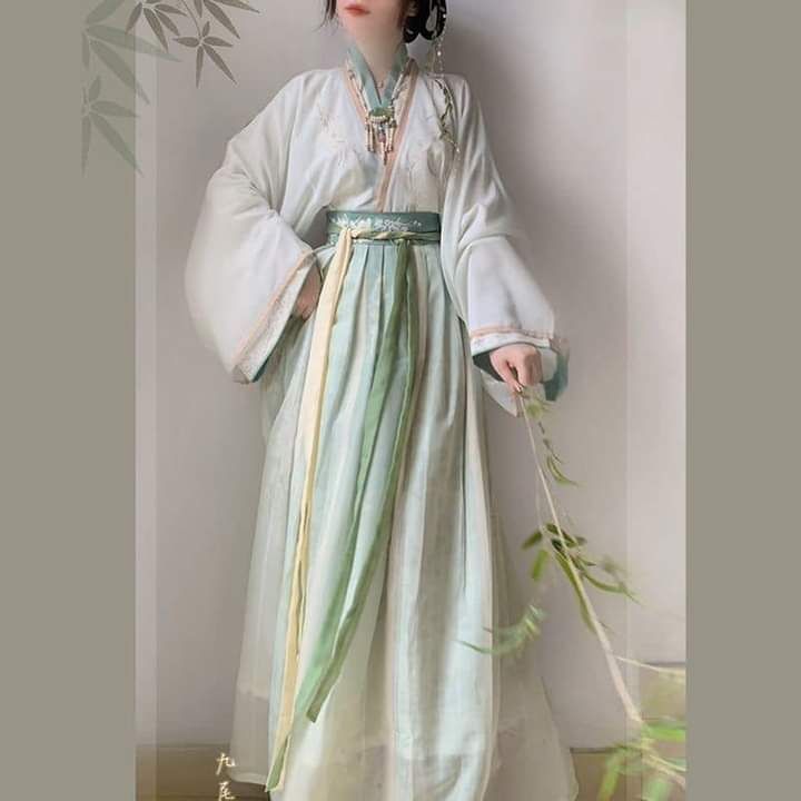 The Elegance of Cheongsam Fashion Show:Women in Soft-soled High Heels and Qipao The Elegance of Cheongsam Fashion Show:Women in Soft-soled High Heels and Qipao