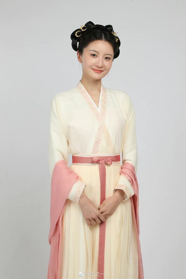 Elegant Qipao Evening Gowns:A Glamor of Aristocratic Charm Elegant Qipao Evening Gowns:A Glamor of Aristocratic Charm