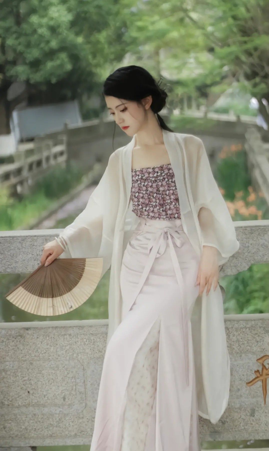 The Complete Set of Gorgesque Gowns:A Journey into Traditional Chinese Costume