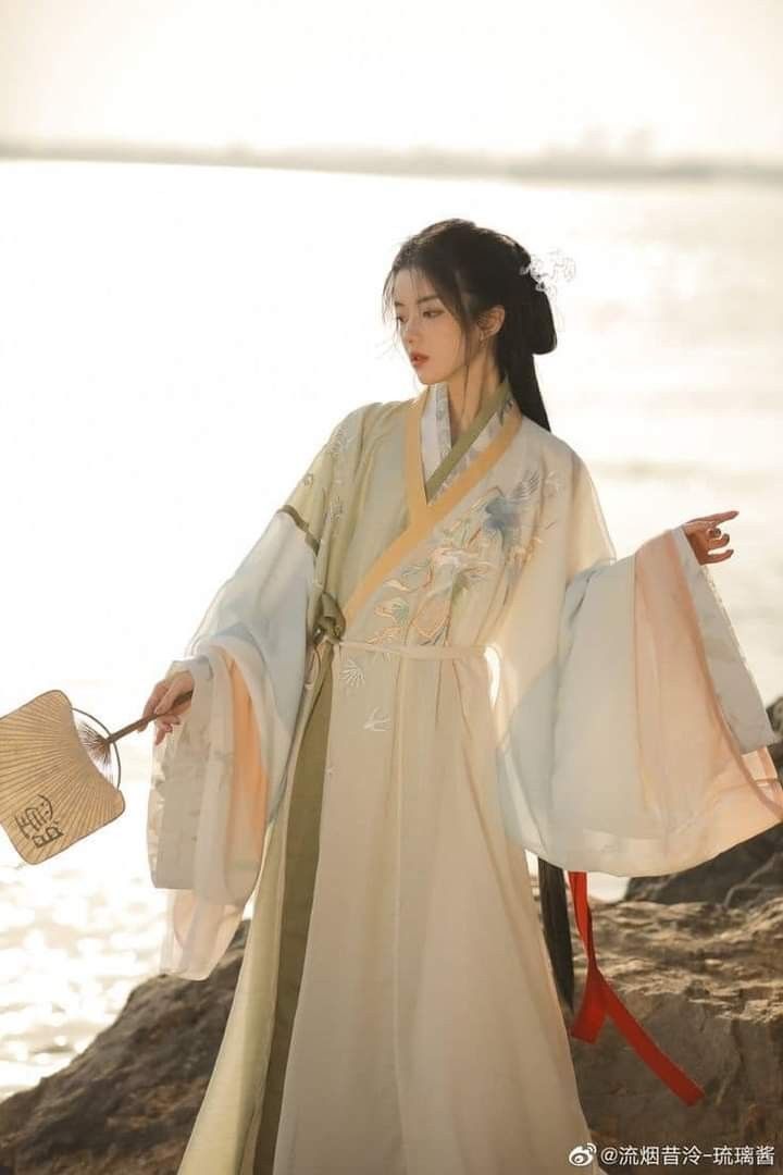 White-Haired Elegance:The Revival of Hanfu in Modern Times