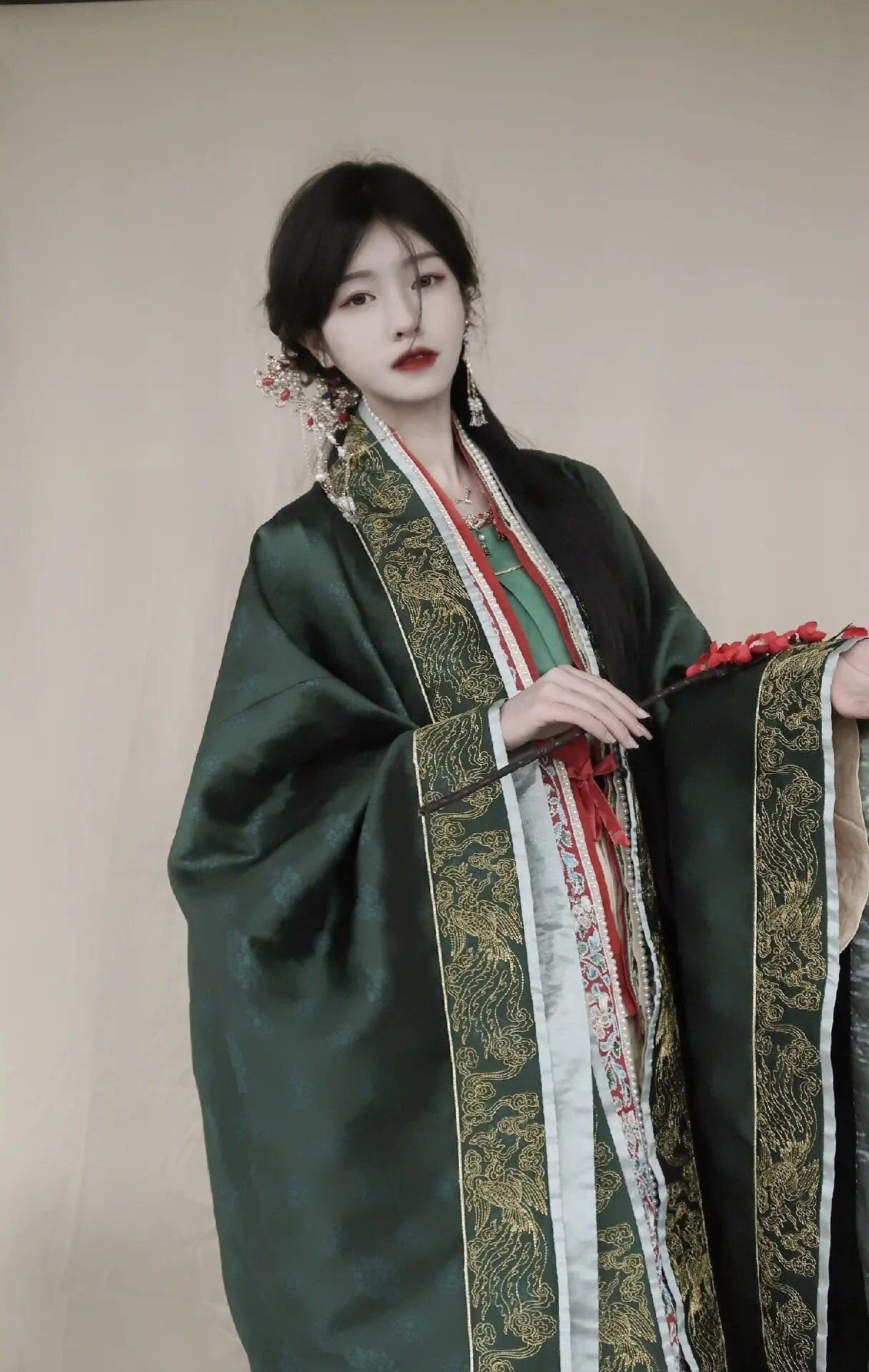 Green Hanfu Fashion for Young Girls:Embracing Traditional Elegance in Modern Times