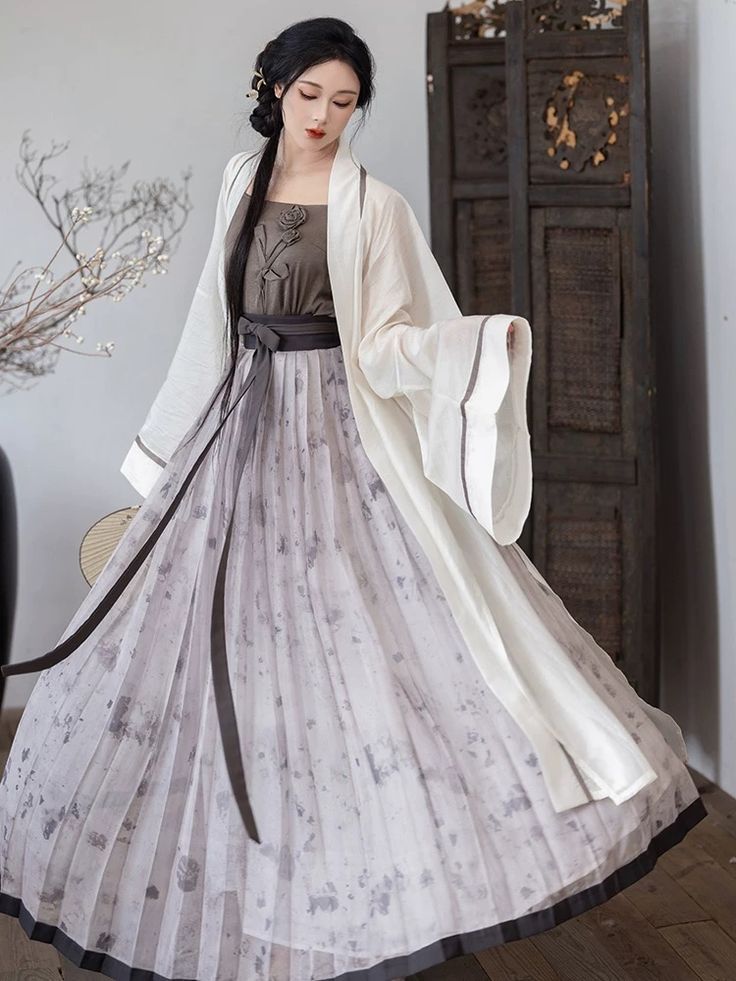 Vintage Style of Womens Cheongsam in the Republic of China Era:A Revival of Traditional Elegance Vintage Style of Womens Cheongsam in the Republic of China Era:A Revival of Traditional Elegance
