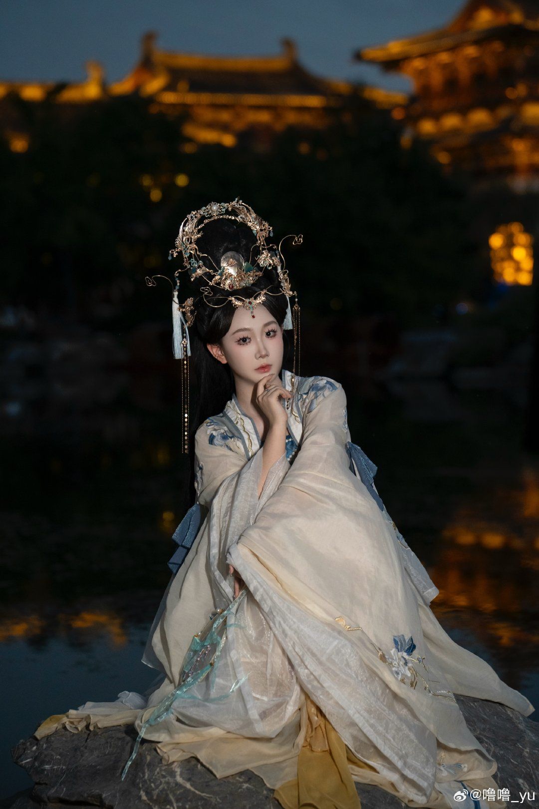 Hanging Autumn and Traditional Chinese Attire at Huangling