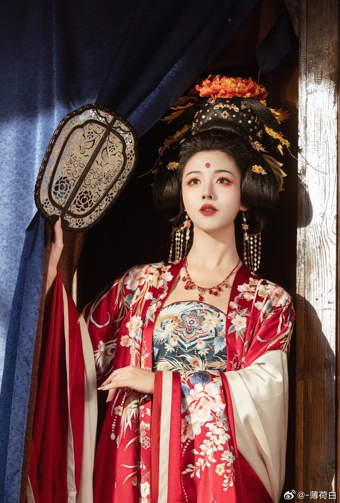 Chinese New Year Girls Traditional Outfit:A Winter Celebration in Hanfu Style