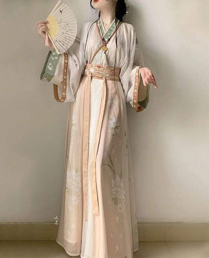 Maternal-Child Winter Fashion:Hanfu Costumes for a Mother-Daughter Duo