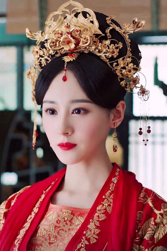 Charming Plus-Size Women in Summer Cheongsam:The Beauty of a Slender-Fit Curves Charming Plus-Size Women in Summer Cheongsam:The Beauty of a Slender-Fit Curves