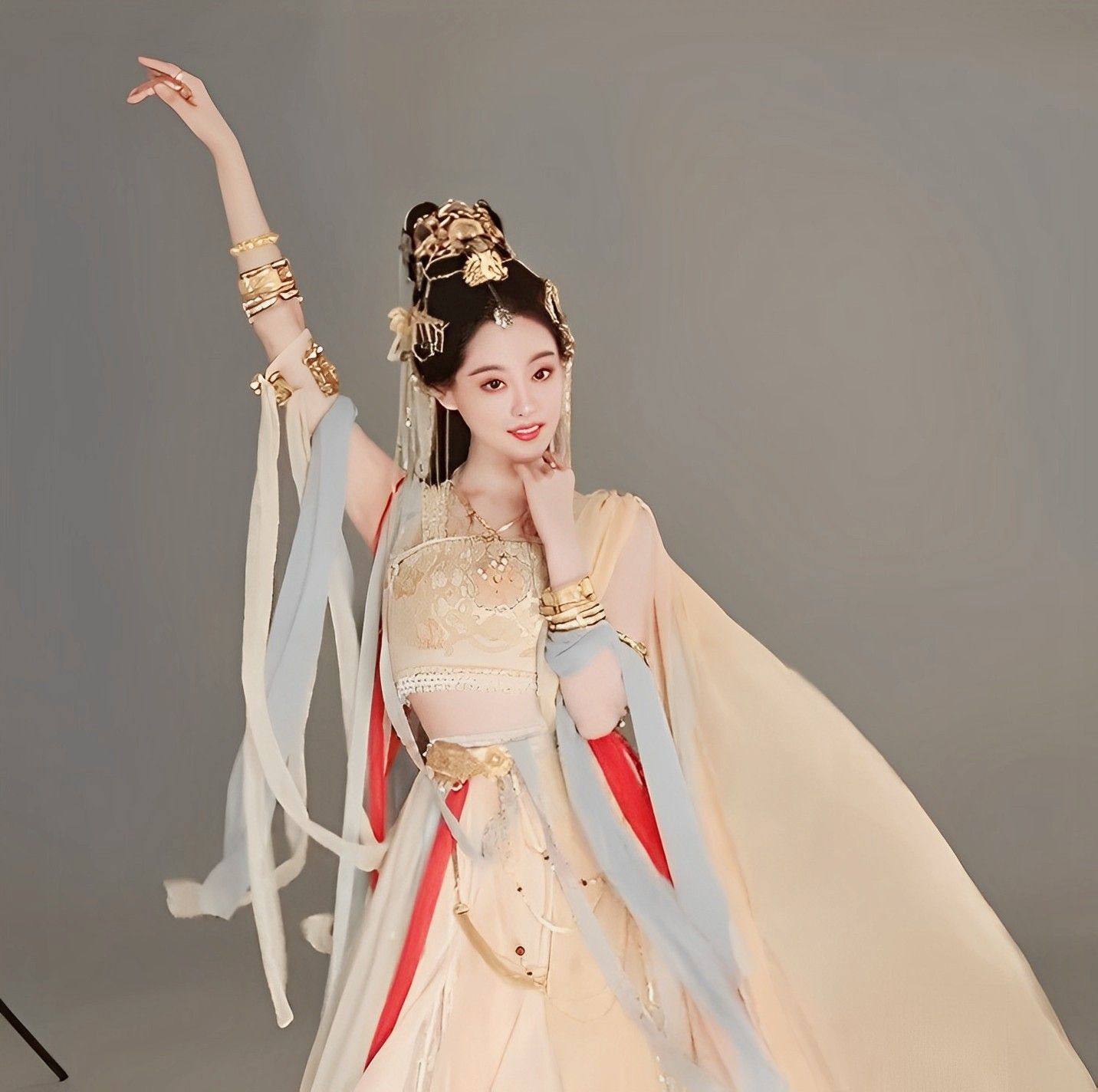 The Elegance of a Waist-Grazing Ru Qun in Traditional Hanfu Fashion
