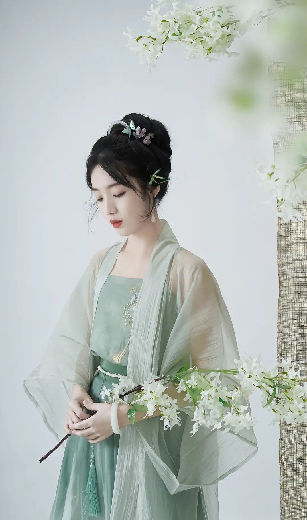 Ethereal Beauty of Hanfu:The Enchantment of White Moonlight Ethereal Beauty of Hanfu:The Enchantment of White Moonlight